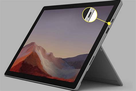 How many screens can Surface Pro 8 handle?